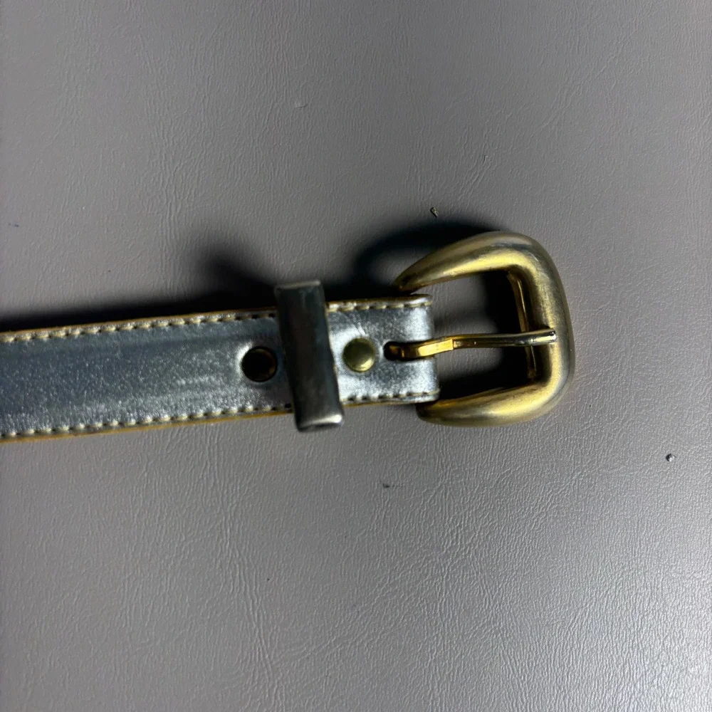 Accessories by Pearl Vintage Silver Metallic Leather Belt Medium Gold Buckle USA